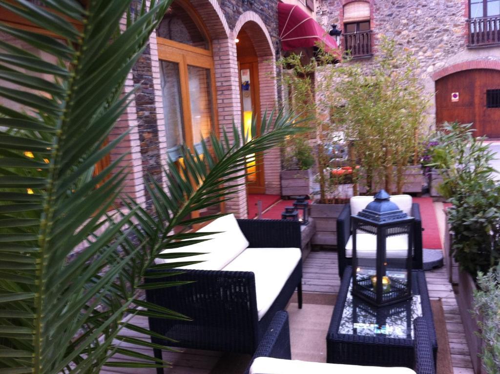 Hotel La Placa Garriguella Exterior photo