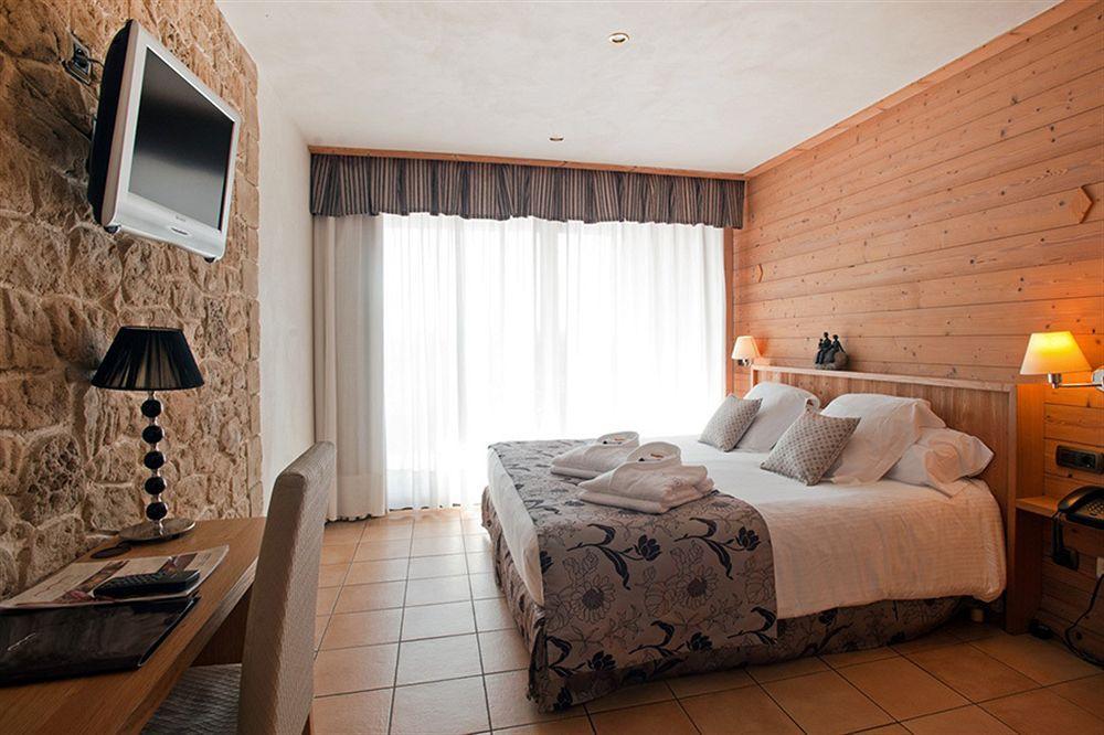 Hotel La Placa Garriguella Exterior photo