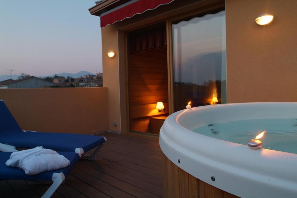 Hotel La Placa Garriguella Room photo